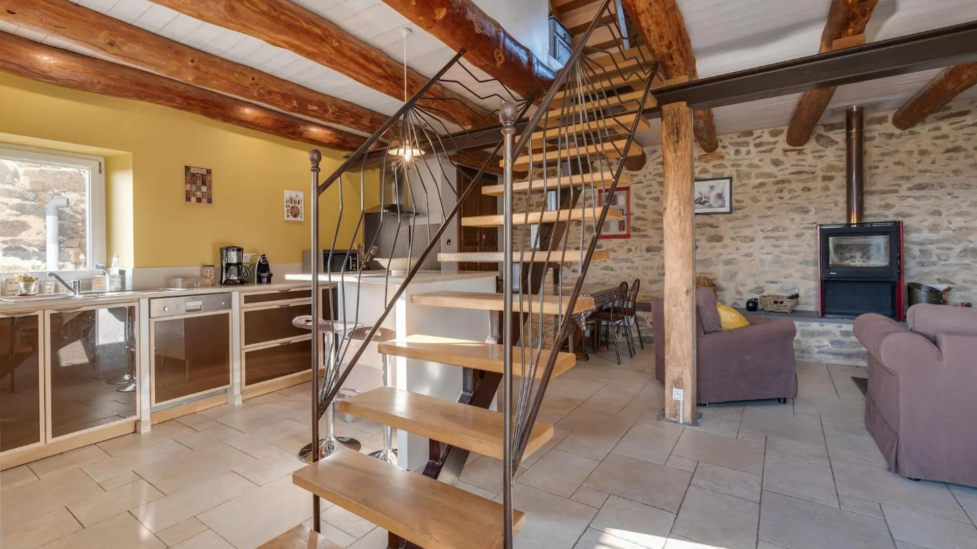 Holiday Home In Saint Beauzire With Garden And Private Terrace 0*, Saint-Beauzire (Haute-Loire)