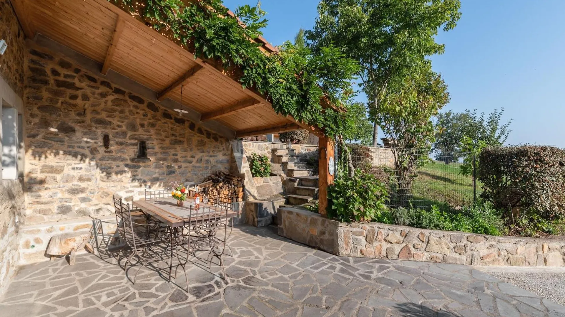 Holiday Home In Saint Beauzire With Garden And Private Terrace 0*, Saint-Beauzire (Haute-Loire) France